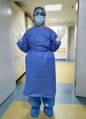 隔著防護(hù)服的愛 看不見的臉，看得見的守護(hù)